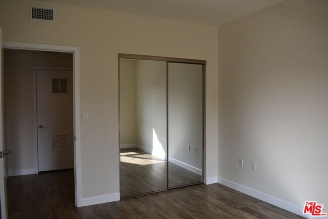 Building Photo - 4504 Colbath Ave