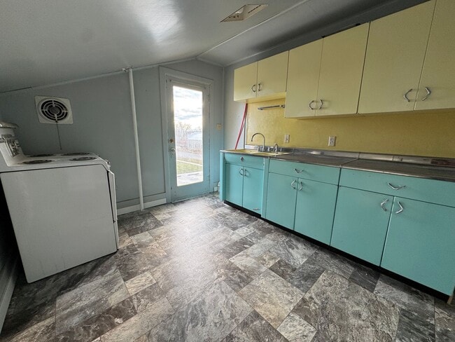 Building Photo - 2BR/1BA Upper Unit – Washer/Dryer Hookups, No Pets