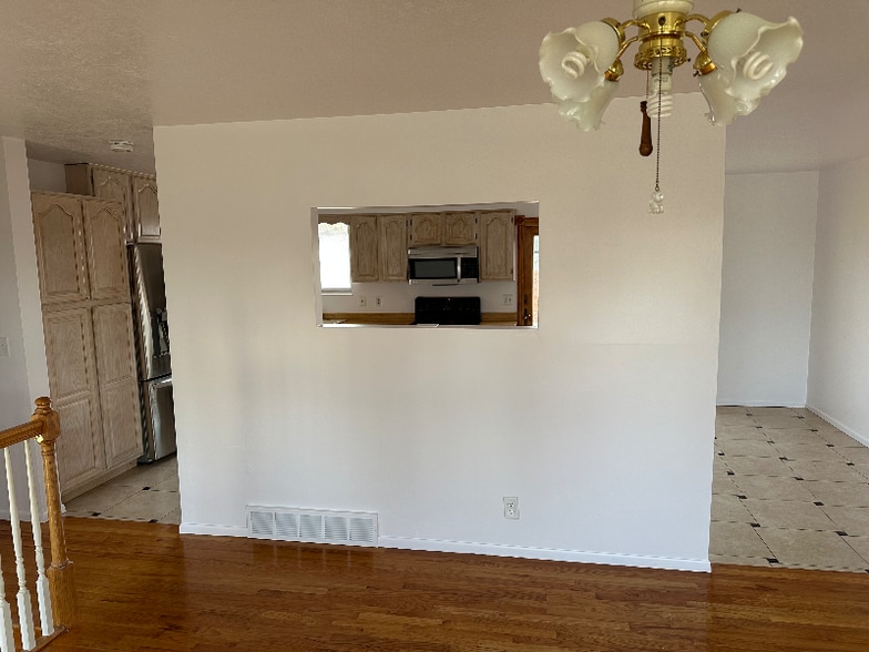 Building Photo - 4981 Greentree Way W