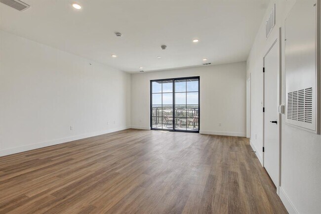 Building Photo - 4315 S Congress Ave