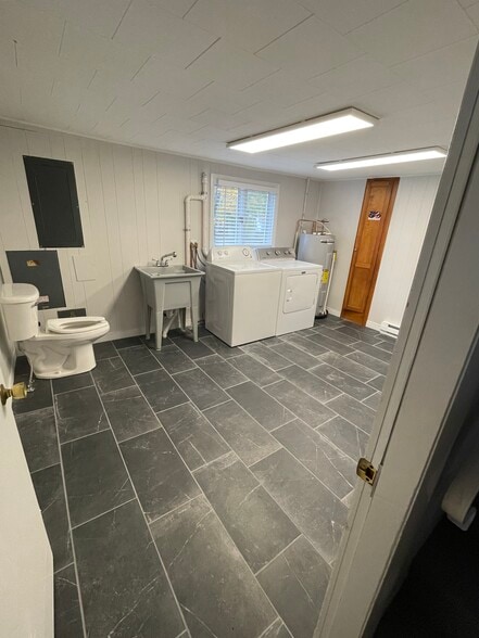 Downstairs utility room w/toilet - 53 Dartmouth St