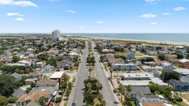 Building Photo - 1112 Broadway Avenue J