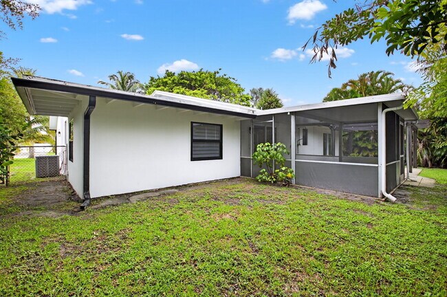 Building Photo - 725 Heron Dr