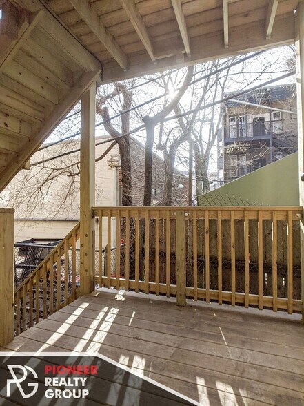 Building Photo - 730 W Roscoe St