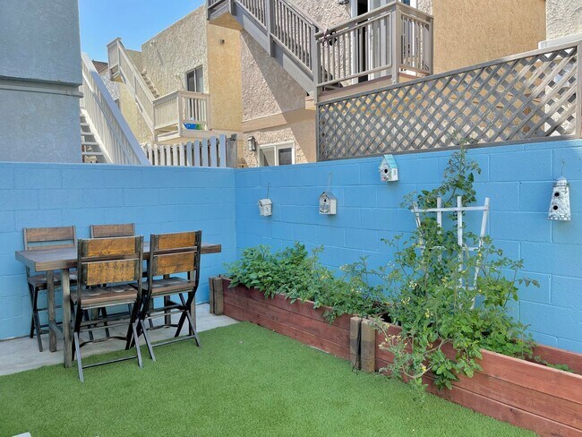 Building Photo - 3945S- The Sunset Lane Cottage | FURNISHED