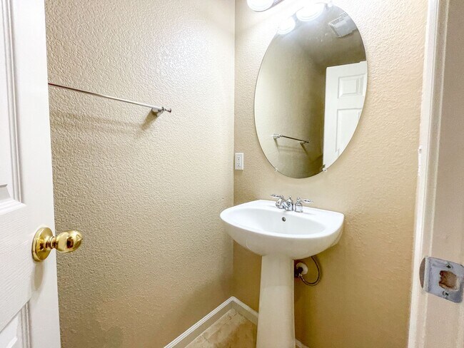 Building Photo - Gorgeous Natomas Condo