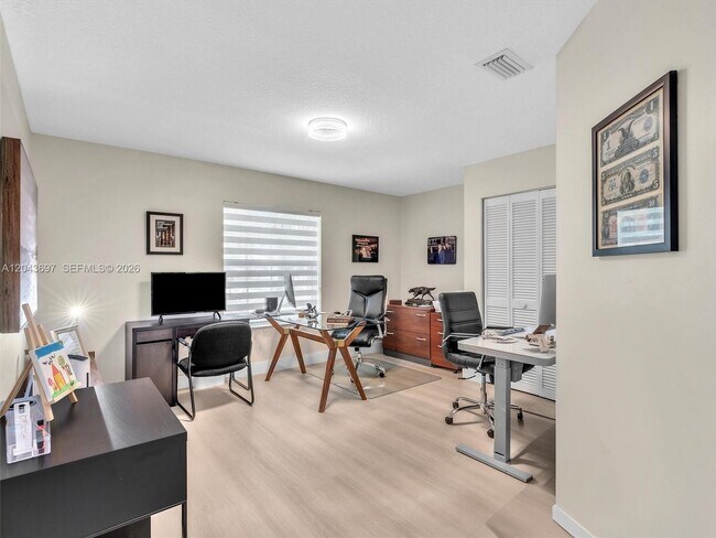 Building Photo - 639 Verona Pl