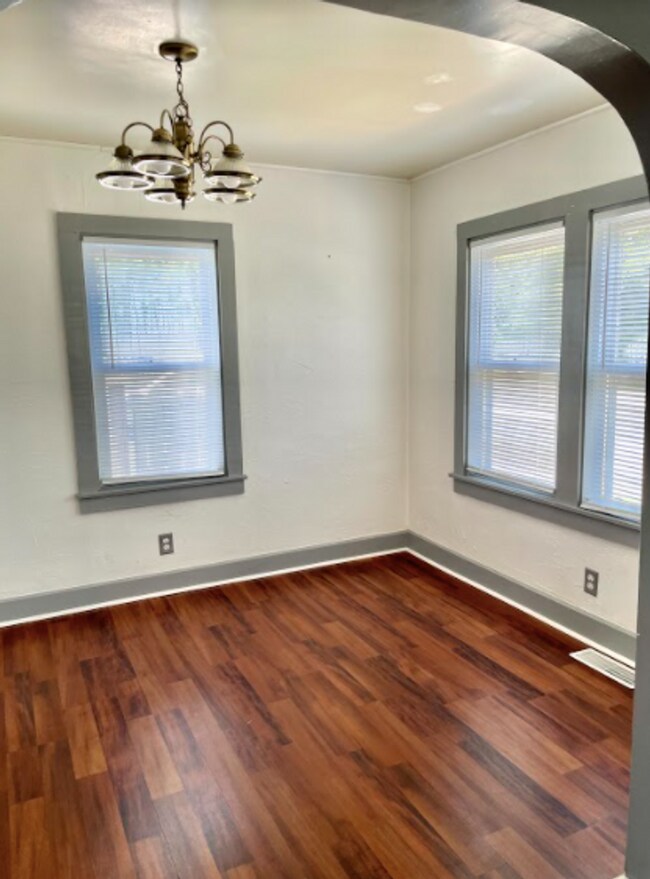 Building Photo - AVAILABLE NOW. 2 bed/1 bath SINGLE FAMILY HOME with fenced yard!