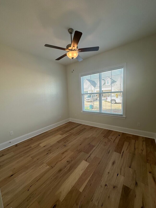 Building Photo - Gorgeous New Contsruction 3 bedroom/2 full...
