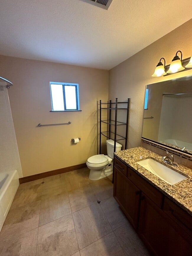 Building Photo - Beautiful 3 Bedroom, 3 Bathroom, Available...