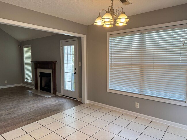 Building Photo - Almost 2000 sq.ft! Super Nice & Clean! 3 B...