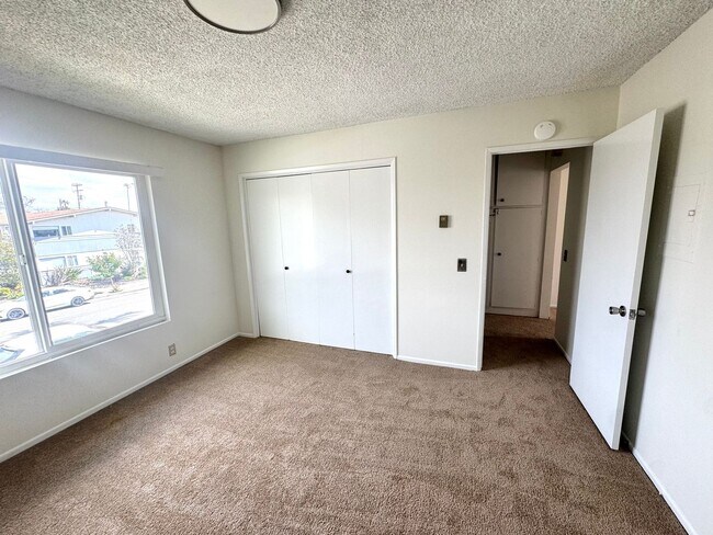 Building Photo - Upgraded Spacious and Bright Upstairs One Bedroom