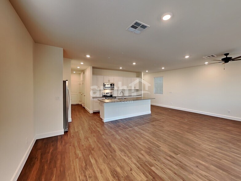 Building Photo - 556 Topiary Pk Ave