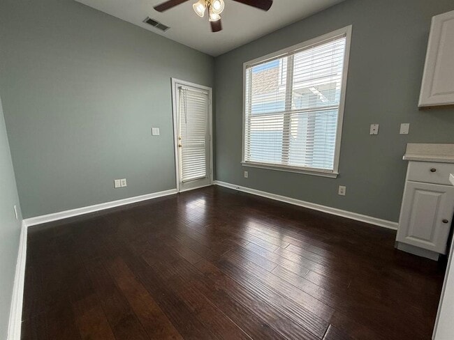 Building Photo - 1173 Island Pl E