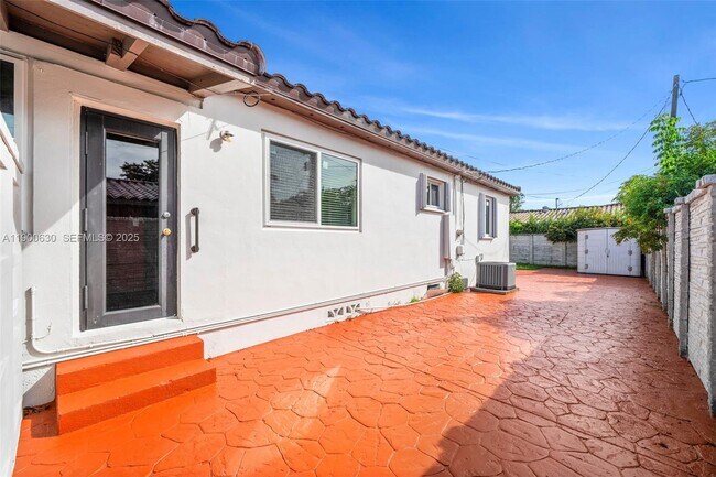 Building Photo - 6150 SW 15th St