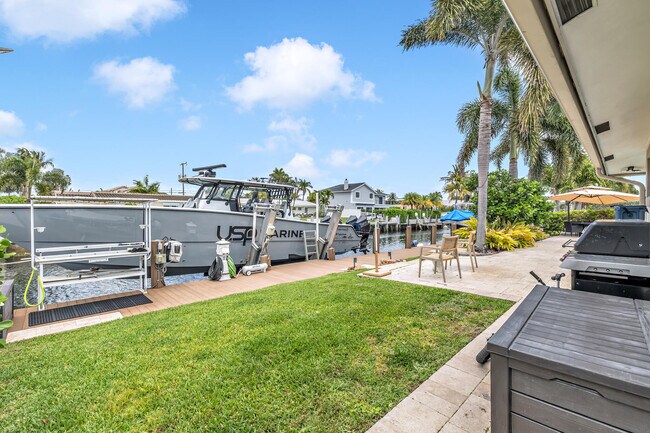 Building Photo - 2471 NE 46th St