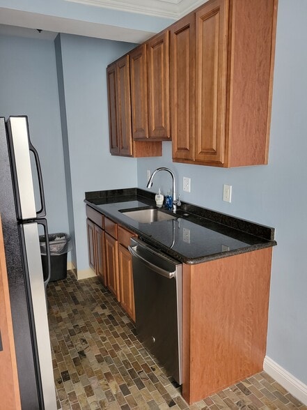 Building Photo - 15 E Kirby St