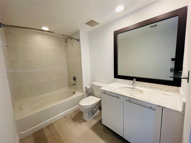 Building Photo - 950 Brickell Bay Dr