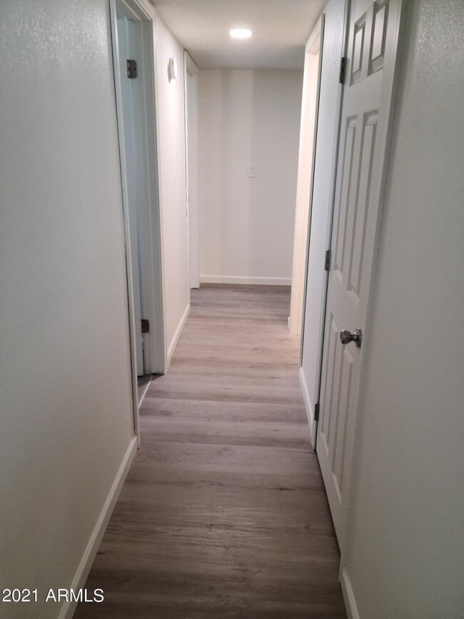 Building Photo - 1008 W Malibu Dr