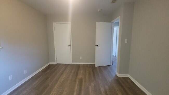 Building Photo - " 2-Bedroom Retreat in Huntsville – Cozy 803 Sq Ft Haven on Foster Ave!"