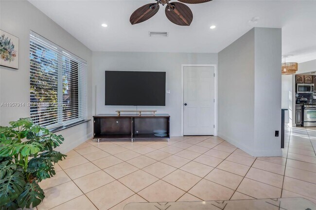 Building Photo - 1600 N 28th Ct