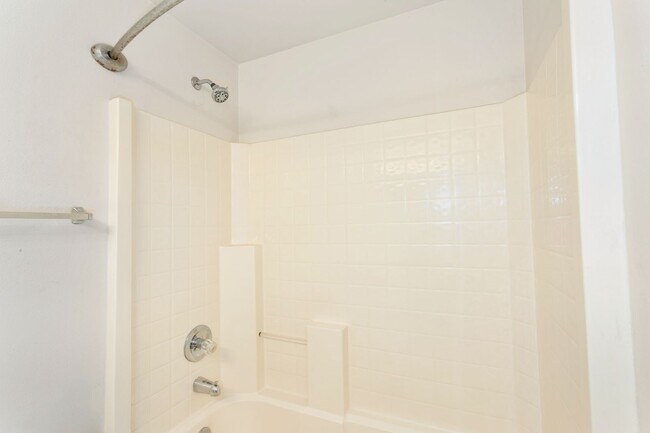 Building Photo - Spacious 3 Bed, 2 Bath Home with Garage & Large Yard in Puyallup!