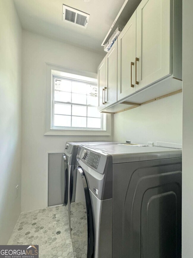 Building Photo - 52 Delmont Dr NE