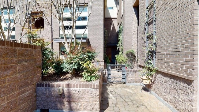 Building Photo - 420 Queens Rd