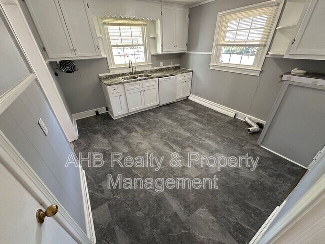 Building Photo - 528 Baldwin Rd