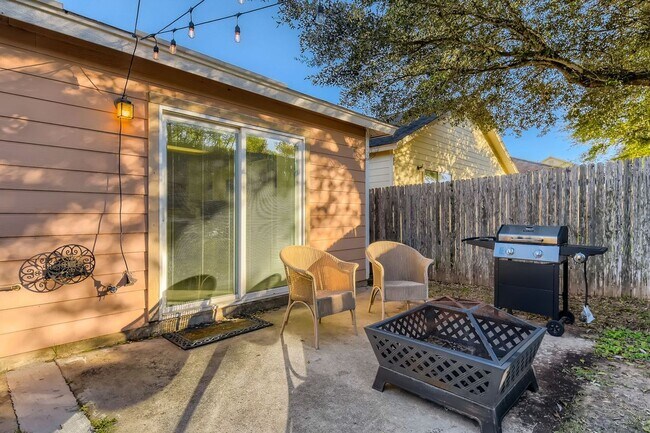 Building Photo - Fully Furnished 3 Bedroom near Greenbelt in Southeast Austin- Easy Access to 35!