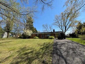 Building Photo - 1105 Robin Rd