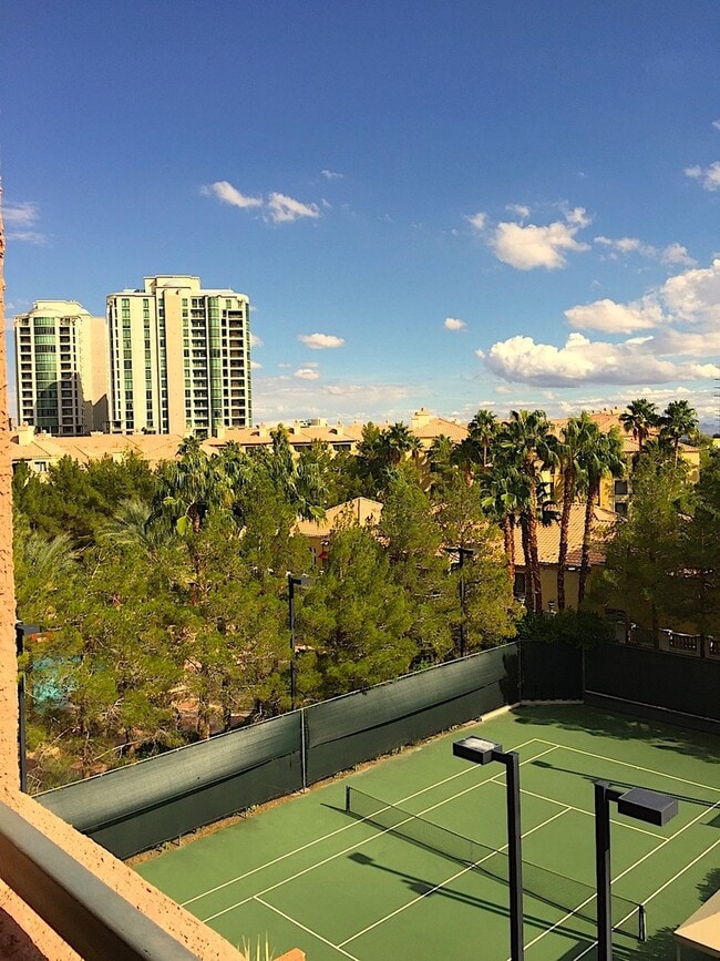 Building Photo - Fully furnished top floor strip view condo at the fabulous Meridian
