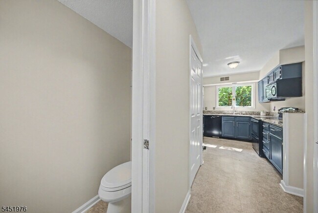 Building Photo - 24 Pine Hollow Ct