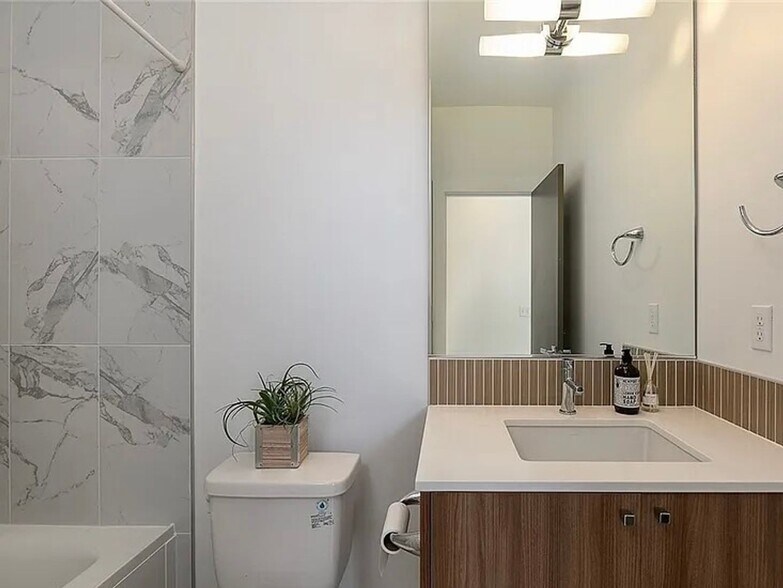 Building Photo - North Beacon Hill Townhouse