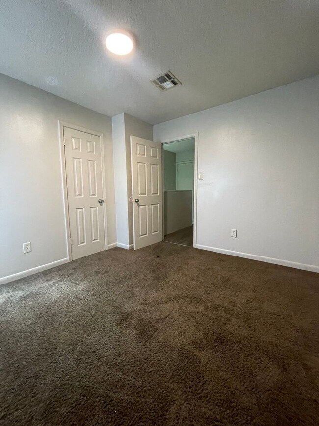 Building Photo - 306 Loire Ave