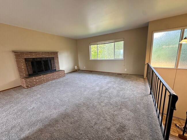 Building Photo - Tradition Kirkland Split Level with Gorgeous Views nestled in the middle of NorKirk