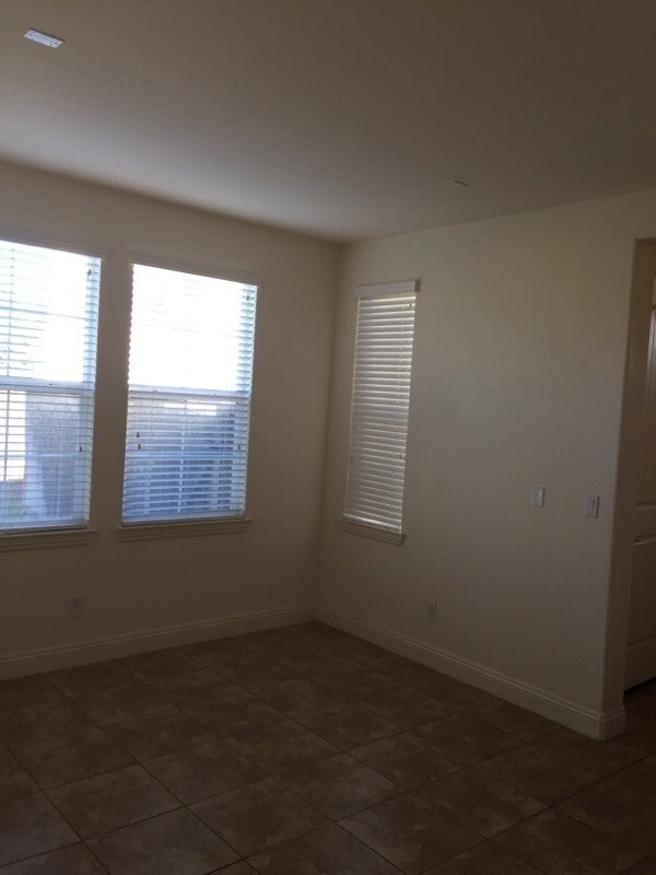 Building Photo - Manteca 4 Bedroom 1/2 bath 2 Car Garage ta...