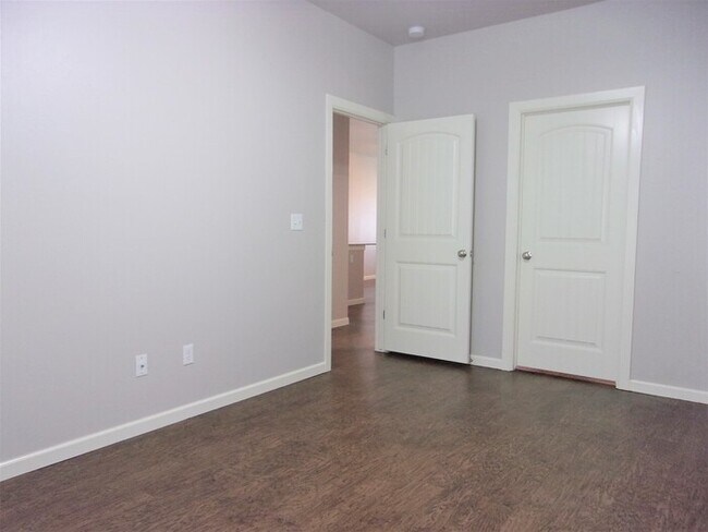 Building Photo - 2 BED 1 BATH 1 CAR GARAGE TOWNHOUSE-DEL CITY