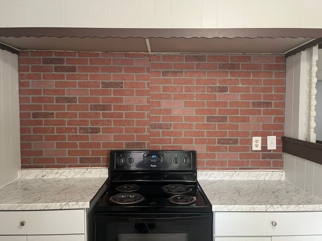 Building Photo - ACCEPTING SECTION 8 - 3 Bedroom 1 Bath Hom...