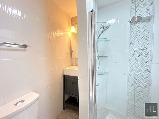 Building Photo - Spacious & Updated 1 bed 1 bath I Hamilton...