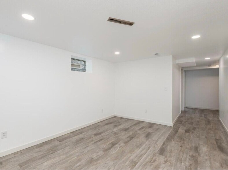 Building Photo - 884 Hyacinth Ave E