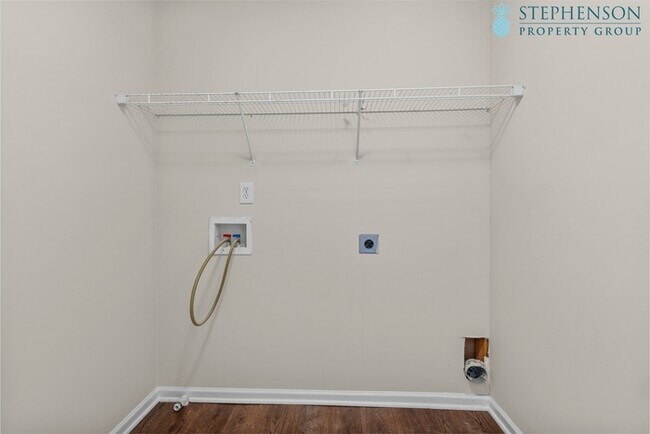 Building Photo - Fully Remodeled in Nov 2025!