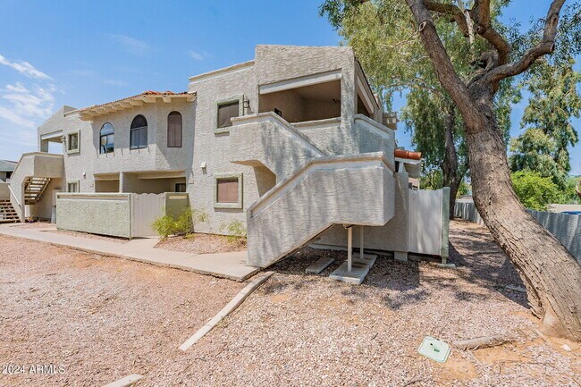 Building Photo - 850 S River Dr