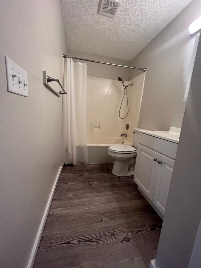 Building Photo - Cute One Bedroom Apartment in Central Medford | Available Mid December