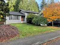 Building Photo - Lovely Kirkland House Ready for Someone to make it a HOME