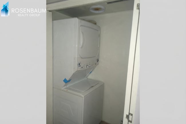 Building Photo - Charming 2 Bed, 2 Bath Appartment with Balcony, Central A/C & Pet-Friendly Living!