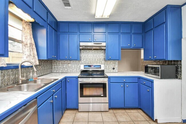 Building Photo - 1207 Martingale Ct