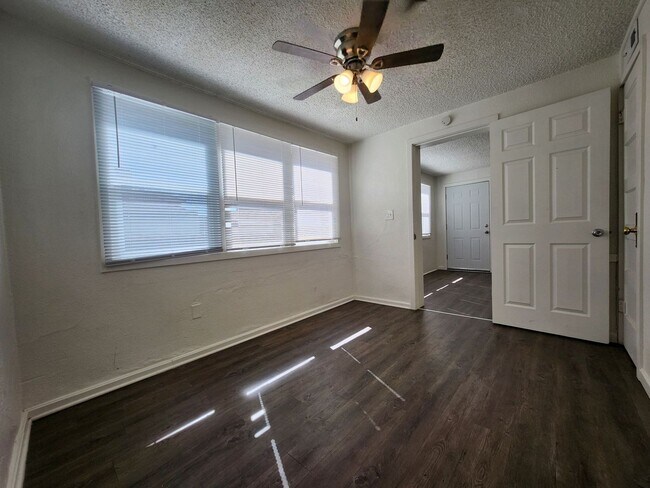 Building Photo - 409 W Routt Ave