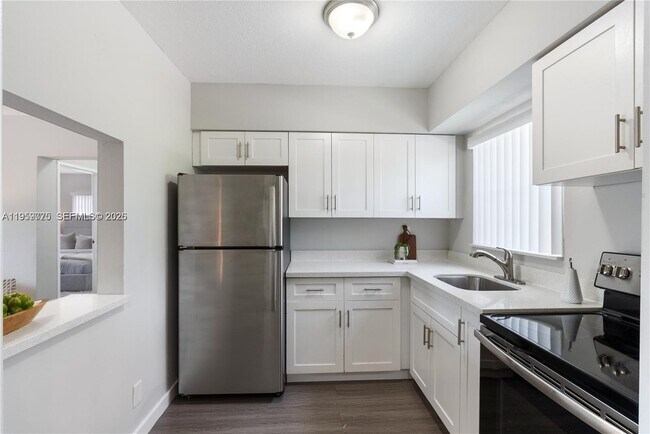 Building Photo - 550 NE 20th St