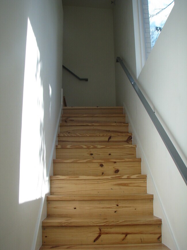 Building Photo - UT PRE-LEASE: 2009 Constructed 6 Bedroom / 3 Bath Home with Hot Tub - Open floor plan / Great Kit...